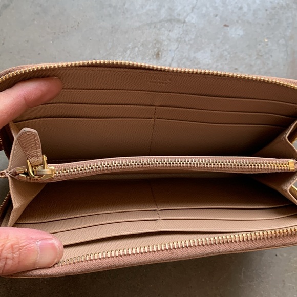 Prada - Picture 2 of 4